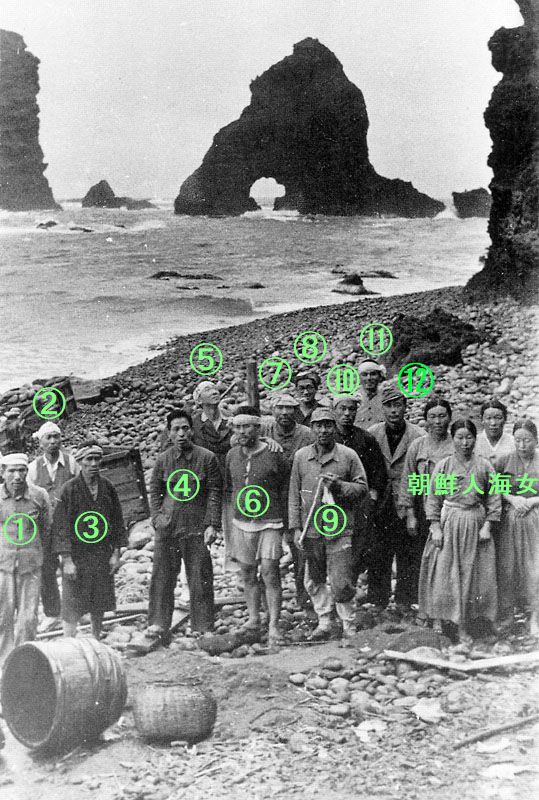 井上貴央・鳥取大名誉教授の研究などにより、竹島画像に映っている人々の一部お名前まで解明されています。 ①都田佐市さん ③中渡瀬仁助さん(頭領) ④橋岡忠重さん ⑤⑧⑪大阪毎日新聞記者 ⑦吉岡大蔵さん ⑨重松富次郎さん ⑩吉山武さん ⑫海女を連れてきた朝鮮人船頭　右側の女性4名は朝鮮人海女。