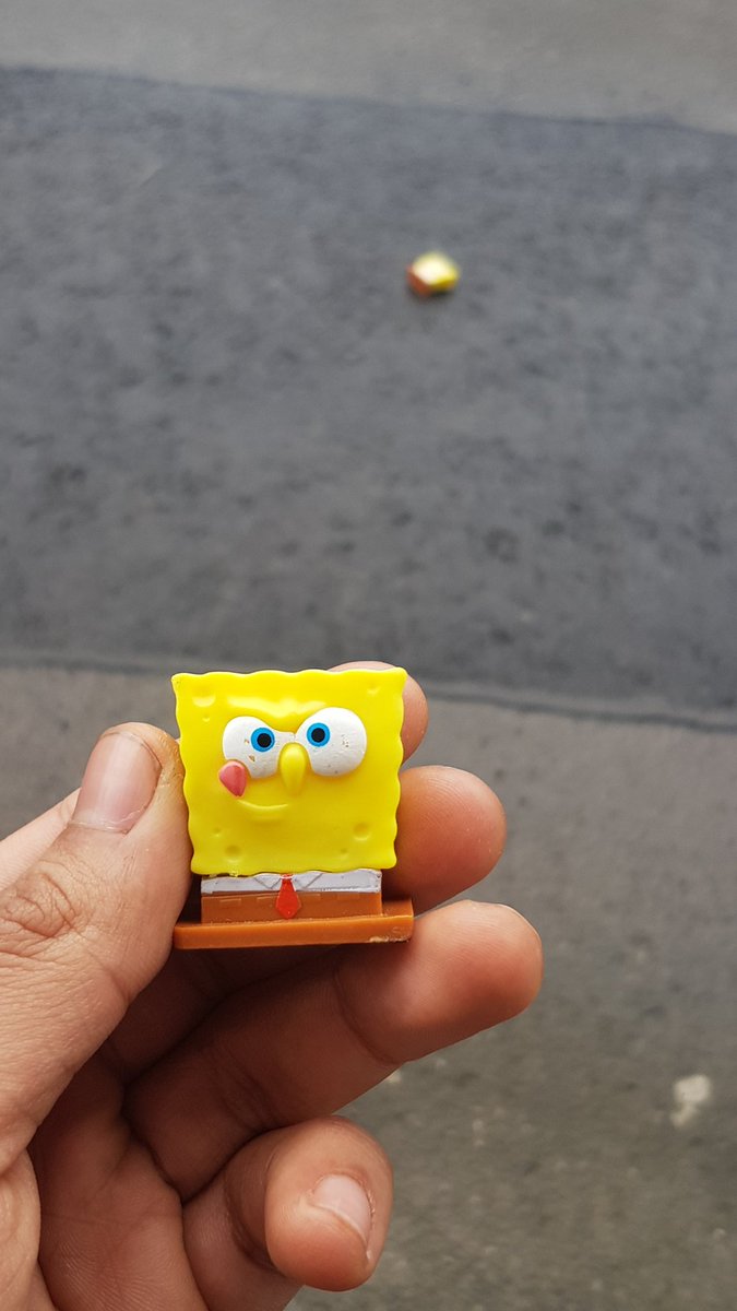 le estan tirando los juguetes a un niño por la ventana x portarse mal y me los estoy quedando yo jajajjjjaajaj espabila