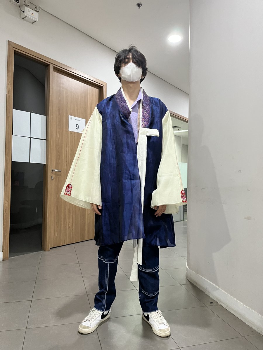 Di suatu acara yang ada artis kpopnya, kita nya disruh pake hanbok, artis koreanya malah kaosan doank awkwk