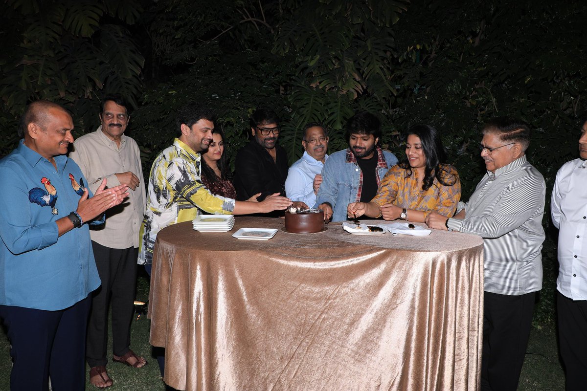 SuryaKonidela's tweet image. Blockbuster celebrations continue for #MSG 

Megastar @KChiruTweets garu was felicitated at an exclusive gathering hosted by Shri K.V Rao

Hearty congratulations poured in for the phenomenal success of #ManaShankaraVaraPrasadGaru - a celebration not just of a blockbuster, but of