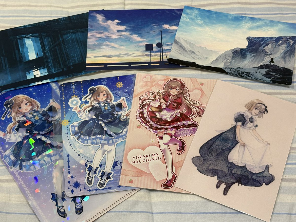 可愛い系から幻想的なのまでポストカード色々。1枚目の左下はチケット