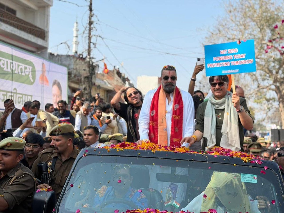 लखनऊ में मुन्ना भाई ने नवाबों के शहर में रोड शो किया.. युवाओं से मुंबइया स्टाइल में कहा- ओए मामू, बात सुन। जित्ते भी मामू यहां खड़ेला हैं न? सब बात सुनने का। जिंदगी में दो काम करने का। एक- पौधा लगाने का, दूसरा- पानी बचाने का। अगर ये नहीं किया तो नहीं किया तो खुद की वॉट लगाने का।