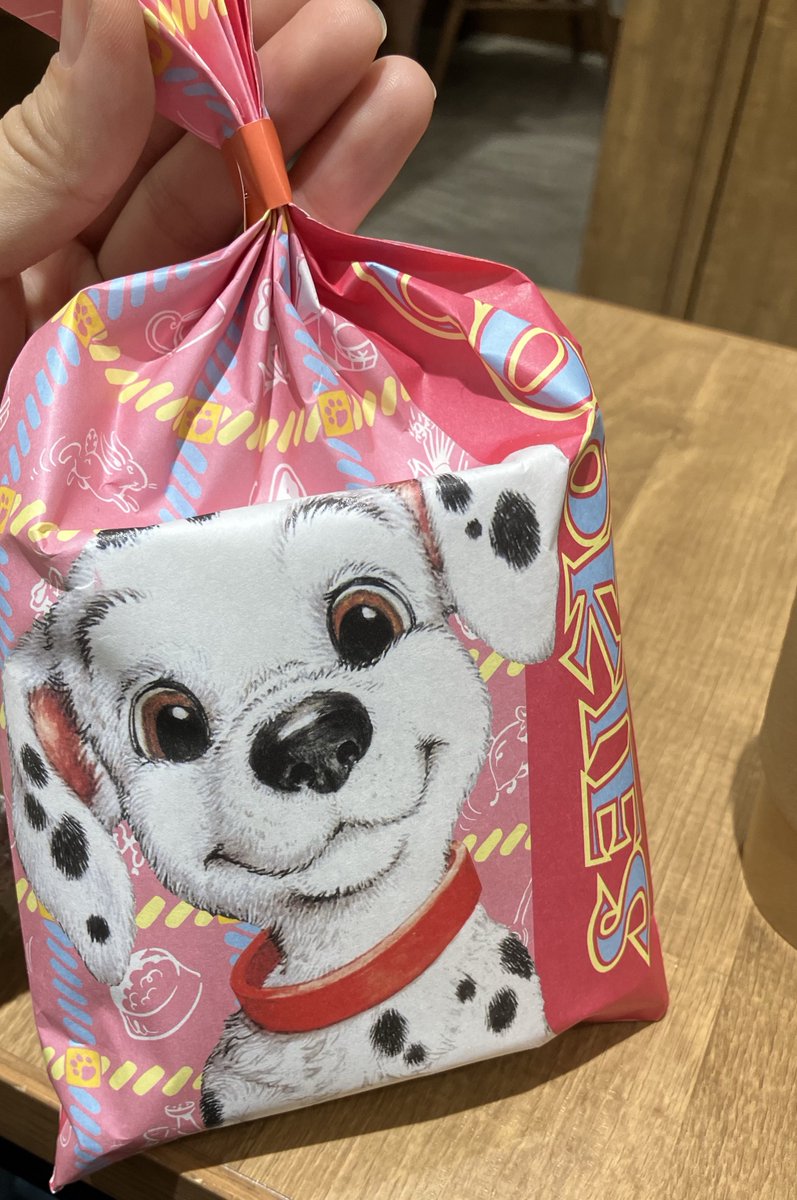 これはﾉｲﾁｬﾝからもらったいい女の匂いがするボディクリームと犬のクッキー😍ボディクリームはマジいい匂いだし容器もめっちゃ可愛くてこれ持ってるだけでわたしもナイトルーティンVlogとか出すぷくぷく界隈になれる気がしてきた。犬のクッキーは製造工場に凸したいくらい好物