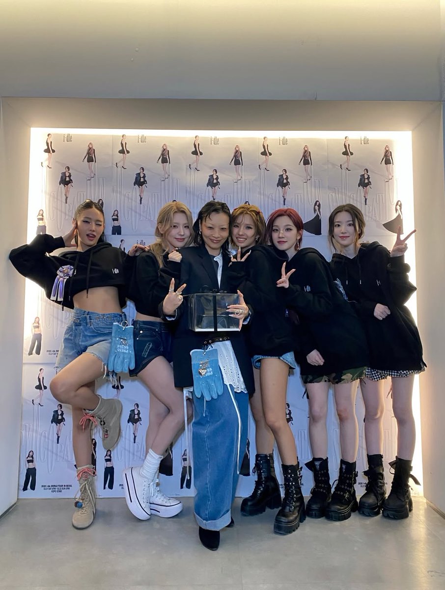 미연MIYEON and i-dle in 1gmood's Instagram post

(i-dle 'Mono' MV's performance director and choreographer)
instagram.com/p/DVD939vCaP2/