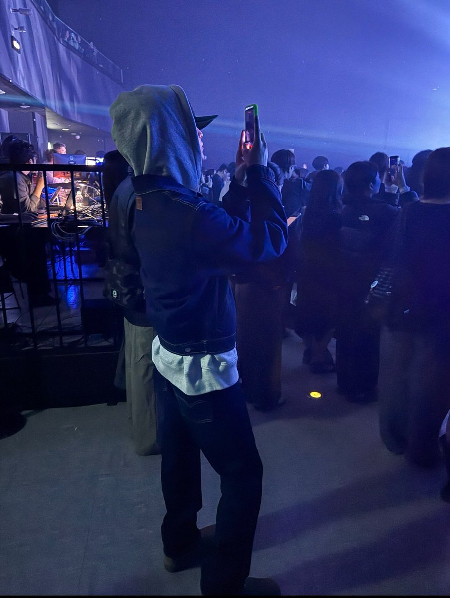 His stance is killing meeeeeee 😭😭😭