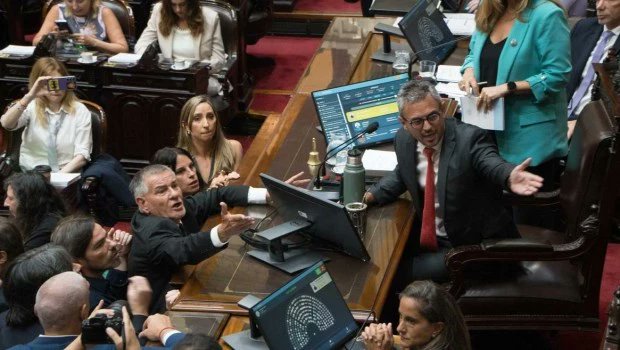 Si con su actual minoría parlamentaria Milei maneja a voluntad el Congreso, un triunfo en 2027 le daría el poder suficiente para desmontar el régimen corporativo creado y sostenido por el peronismo. De ahí la furia opositora
laprensa.com.ar/Ofensiva-parla…