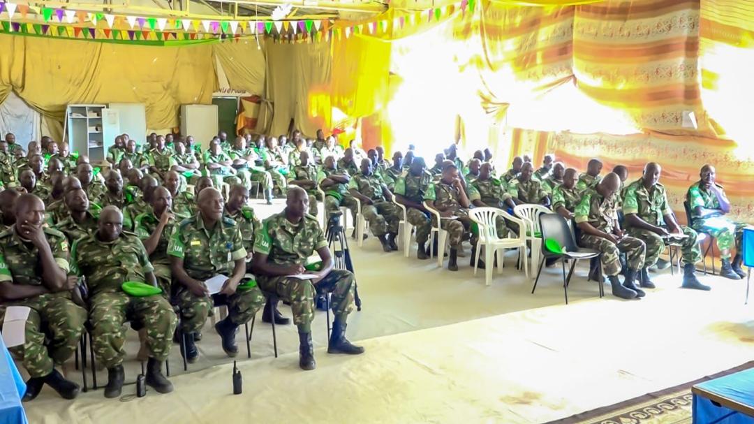 aussom_'s tweet photo. Taliyaha Qaybta 5-aad ee AUSSOM, G/Sare Oscar Hatungimana ayaa maanta booqday saldhigyada Guutooyinka Ciidanka Burundi ee ka hawlgala Gobolka Shabeellaha Dhexe si uu u qiimeeyo diyaargarowga hawlgallada inta lagu jiro bisha barakaysan ee #Ramadaan.

Wuxuu helay xog-warran amni, la kulmay ciidanka isagoo sidoo kale dib u eegis ku sameeyey hawlgallada socda ee ka dhanka ah Al-Shabaab. Taliyaha ayaa xoojiyay feejignaanta iyo xoojinta iskaashiga ciidanka ay la leeyihiin kuwa amniga Soomaaliyeed.

G/Sare Hatungimana ayaa ammaanay xirfadda ciidanka wuxuuna ugu baaqay inay adkeeyaan feejignaanta, anshaxa iyo ilaalinta shacabka muddada lagu jiro bisha soonqaad. #AUSSOMIyoQeybaheeda