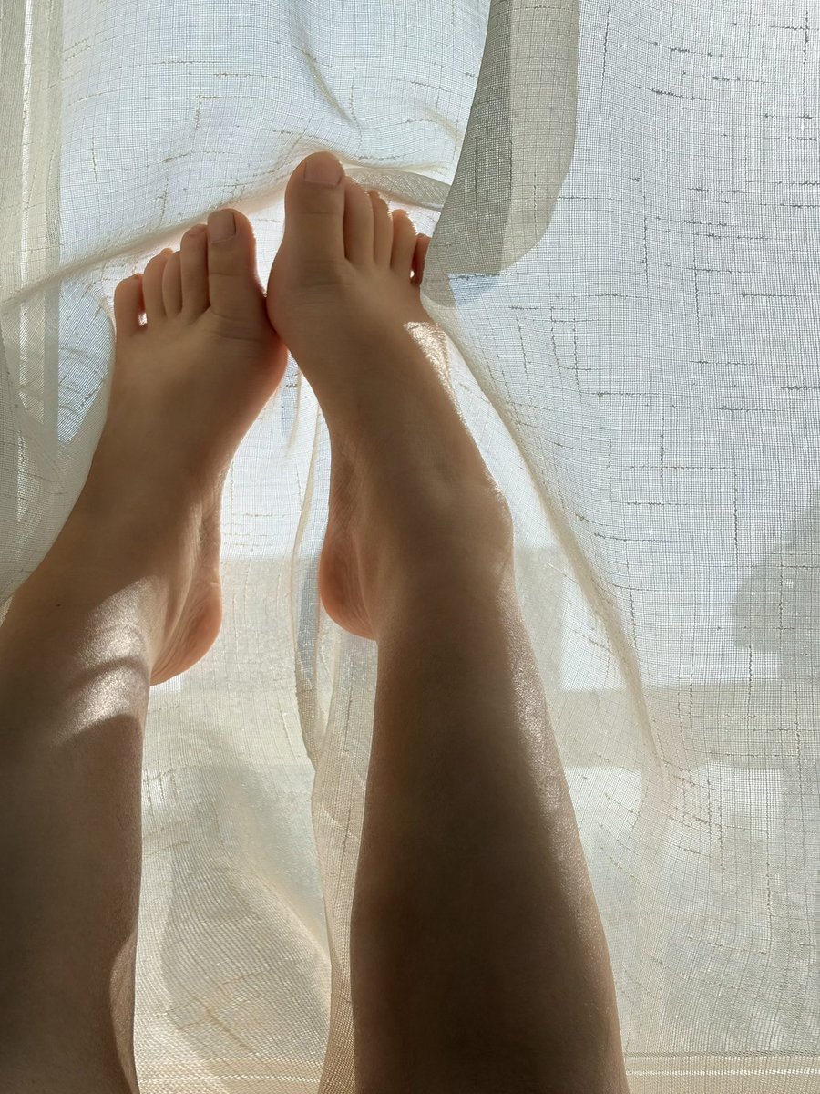 和她接吻的时候 你会想起我的脚吗 
#女s #女攻 #iiii