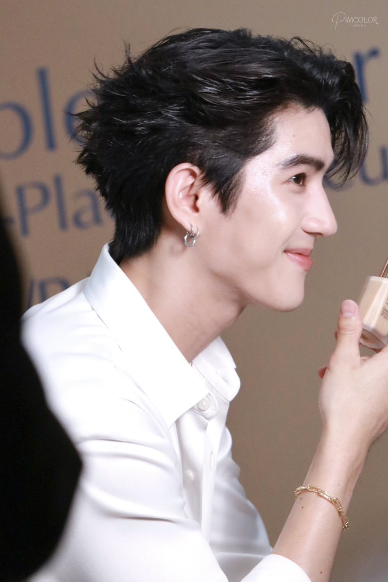 มุมข้างคนหล่อ : 
คิ้ว ตา จมูก ปาก สันกราม  เป๊ะปังมาก 🫠

STAY IN SEA TAWINAN

#EsteeLauderxSeaTawinan
#sea_tawinan : <a href="/Sea_tawinan/">Inthu, Tarotist | ปิดรับดูดวงชั่วคราว (ลาพักใจ) 🔮</a>