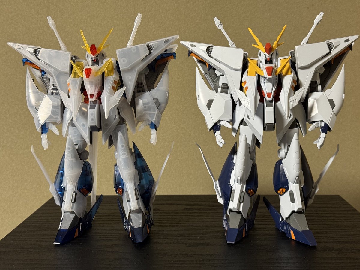 クスィーガンダムのクリアカラーを組みました。 クリアが白濁した感じ