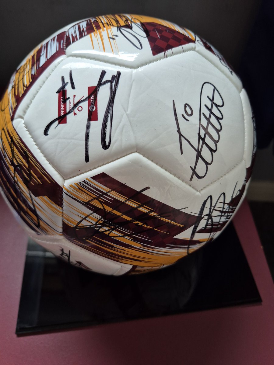 youngyhmfc's tweet photo. @GorgieUltras @AroundTheFunnel @HeartsStandard_ @Amoruso1998   For Sale, signed by Dec 2020 Cup Final Squad. £60 including case. ALL MONEY WILL BE GIVEN TO GORGIEULTRAS FUND RAISING. https://t.co/KRjAqLoxqI