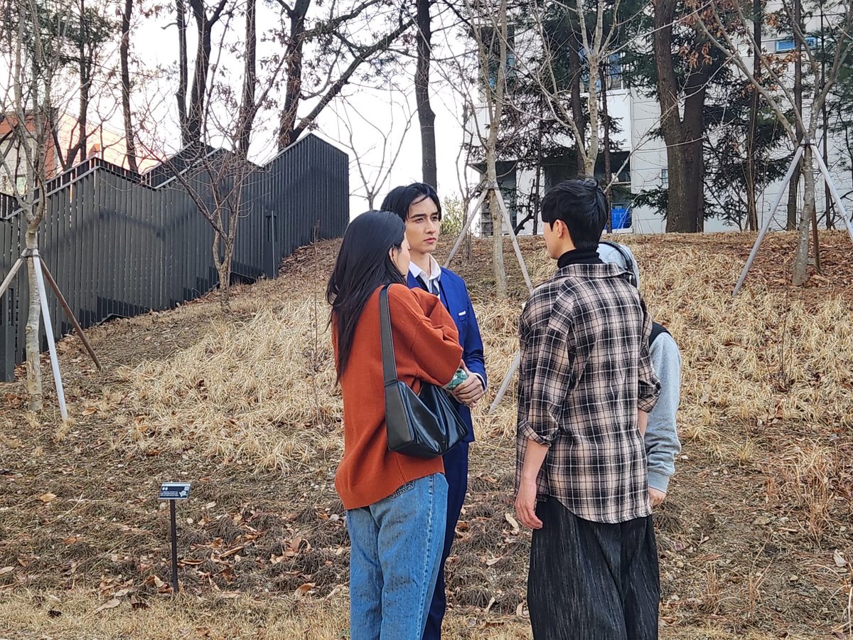 Hello98_th's tweet image. ตามติด “กองทัพ พีค” ลุยถ่ายทำซีรีส์เกาหลี Global Short-Form “The Devil’s Kiss” ท้าทายบทปีศาจเต็มตัวครั้งแรก
🔗 facebook.com/share/p/1DJyBV…

#kongthappeak #กองทัพพีค