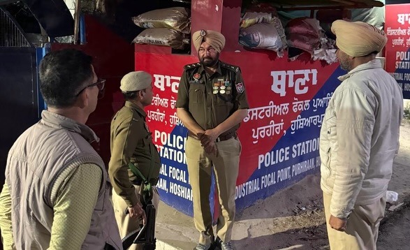 JalandharRange's tweet photo. Hoshiarpur Police GOs and SHOs are reviewing night domination duties to enhance round-the-clock vigilance and reinforce zero tolerance against crime.

🚨 We remain fully committed to your safety. In case of any emergency, dial 112.

#PoliceOnAlert #NightDuty https://t.co/sing7LIEOU
