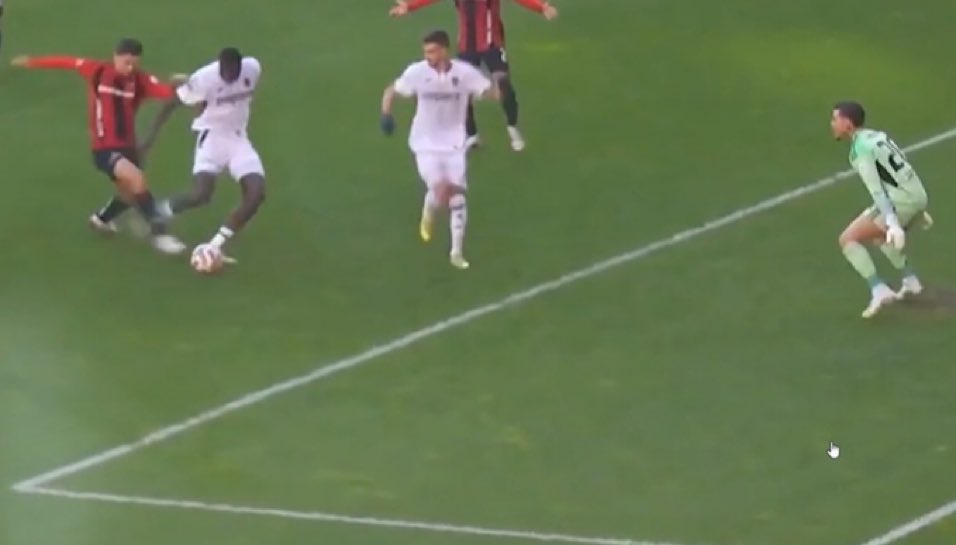 gaziantep kalecisi topu görüyor. ernest muçi herhangi bir şekilde kalecinin görüş açısını kapatmıyor. gol kararı doğru. ✅