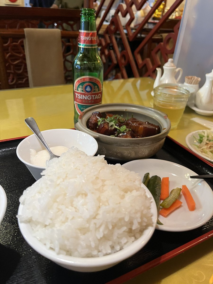 sen64801's tweet photo. 京華樓の角煮セット頼んだら閉店近くなってきてヤケクソでつめこんだんか思うほど角煮が入ってるしご飯はマンガみたいな山盛りだしおもろすぎた　千円くらいでこんな量ええの？ https://t.co/56bbvJ77W8