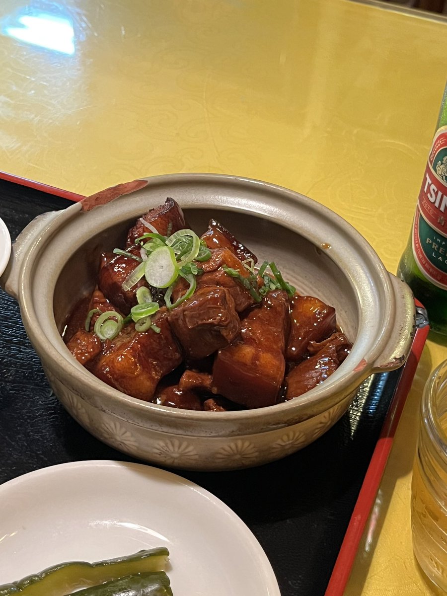 sen64801's tweet photo. 京華樓の角煮セット頼んだら閉店近くなってきてヤケクソでつめこんだんか思うほど角煮が入ってるしご飯はマンガみたいな山盛りだしおもろすぎた　千円くらいでこんな量ええの？ https://t.co/56bbvJ77W8