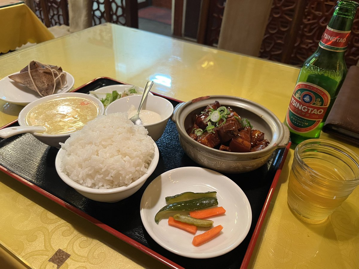 sen64801's tweet photo. 京華樓の角煮セット頼んだら閉店近くなってきてヤケクソでつめこんだんか思うほど角煮が入ってるしご飯はマンガみたいな山盛りだしおもろすぎた　千円くらいでこんな量ええの？ https://t.co/56bbvJ77W8