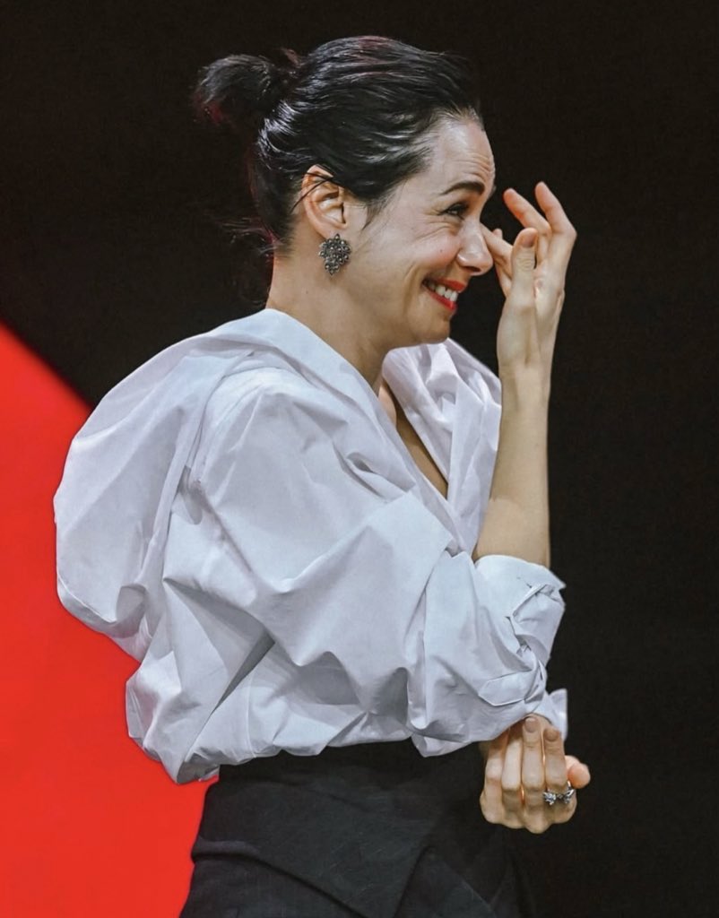 nezirvaliyorsun's tweet photo. 10 yıl sonra sektöre dönüp başrolünde oynadığı film berlin film festivali’nde altın ayı ödülü alınca kızlar: https://t.co/th6MXbF4KD