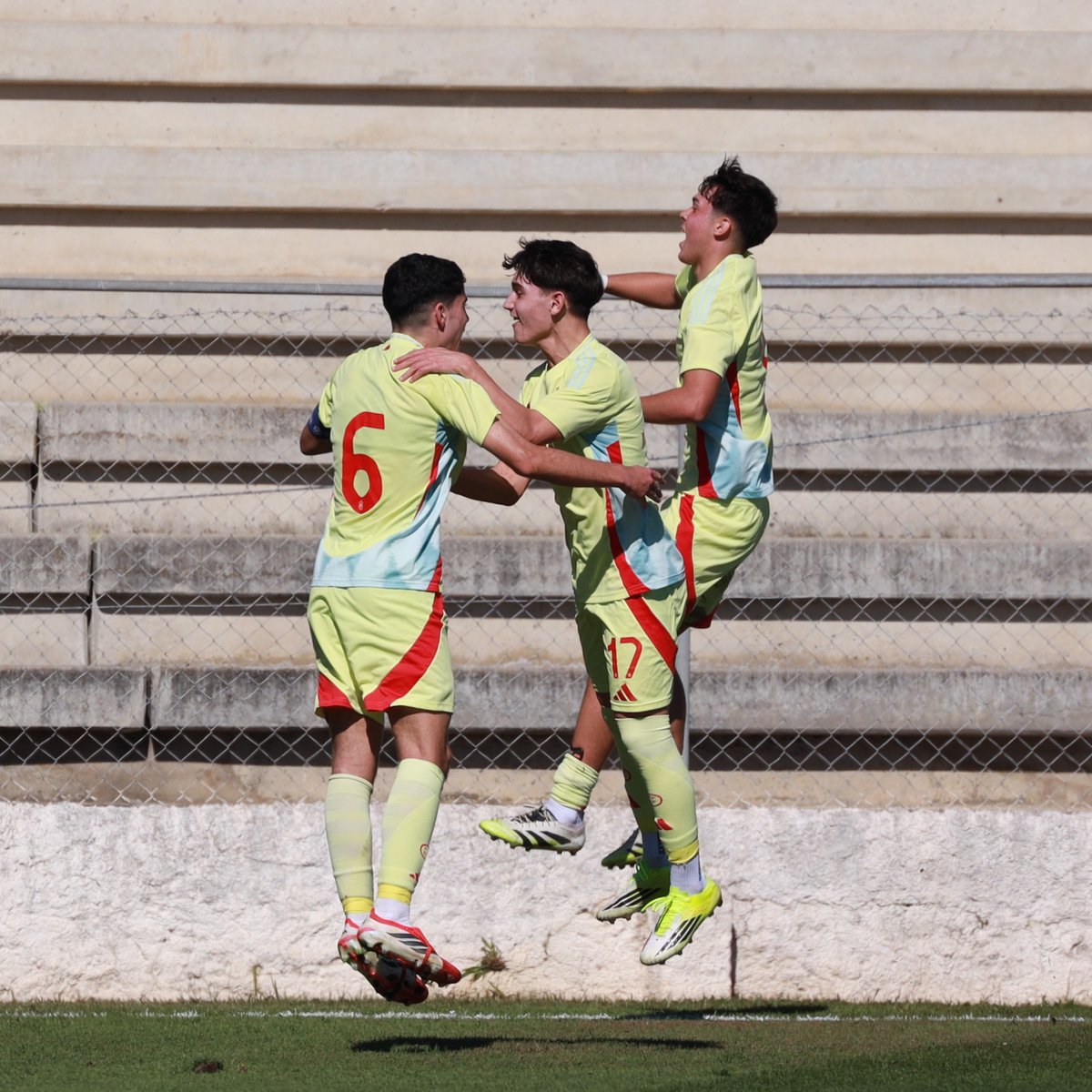 SEFutbol's tweet image. 🤩 España #SUB15 firma un triunfo de prestigio ante Portugal (0-3).

⚽️ Alberto Ruiz, Bruno Fernández y Mikel López fueron los goleadores.

💻 CRÓNICA: rfef.es/es/noticias/po…

#NuestraBase
