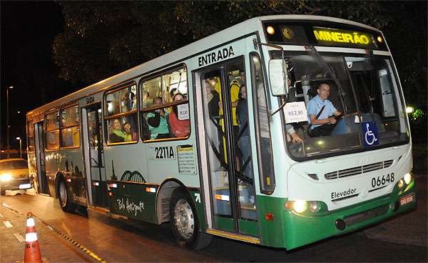 ujgustavo's tweet photo. Outra coisa que aproximaria o atleticano é a volta dos ônibus especiais saindo do Centro, Venda Nova e Barreiro e levando até o estádio. A quantidade era muito boa e o preço era o mesmo do ônibus convencional (hoje custaria R$ 6,25).

A Arena MRV é quase Contagem, longe da maioria de BH e quem depende de transporte público é muito mal-atendido. Eu mesmo costumo ir de ônibus ao estádio e preciso andar bastante tanto na ida quanto na volta.

O Mineirão tem a linha 55, que opera em dias de jogos. A Arena MRV não tem nenhum. Eu imagino que seja pra criar demanda pro Conexão Arena MRV, que custa 60 reais a passagem.