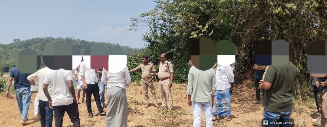 ದಿ 22.02.2026 ರಂದು ವಳಾಲು ಎಂಬಲ್ಲಿ ಜಾಗದ ತಕರಾರು ಬಗ್ಗೆ112 ಗೆ ದೂರುಬಂದ ಮೇರೆಗೆ ಸ್ಥಳಕ್ಕೆ ತೆರಳಿ ಪರಸ್ಪರ ತಕರಾರು ಮಾಡದಂತೆ ತಿಳಿಸಿ ಸೂಕ್ತ ಕಾನೂನು ತಿಳುವಳಿಕೆ ನೀಡಿ, ಸಂಬಂಧ ಪಟ್ಟ ಇಲಾಖೆಗಳ ಮೂಲಕ ಸಮಸ್ಯೆ ಇತ್ಯರ್ಥಪಡಿಸಿಕೊಳ್ಳುವಂತೆ ಸೂಚಿಸಲಾಗಿದೆ. <a href="/spdkpolice/">Dakshina Kannada District Police</a> <a href="/112Karnataka/">112Karnataka</a>