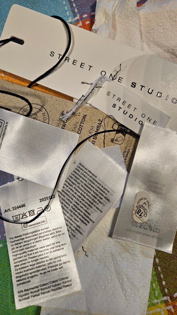 PHX666's tweet photo. Als je één t-shirt koop en je moet dit er allemaal uitknippen en tornen dan vind ik dat verre van duurzaam.
Zet er dan een stempel in.
Merk, maat, wasvoorschrift.
Een aantal merken is al zo slim maar #StreetOne snapt het nog niet. https://t.co/7kKRkBkPuC