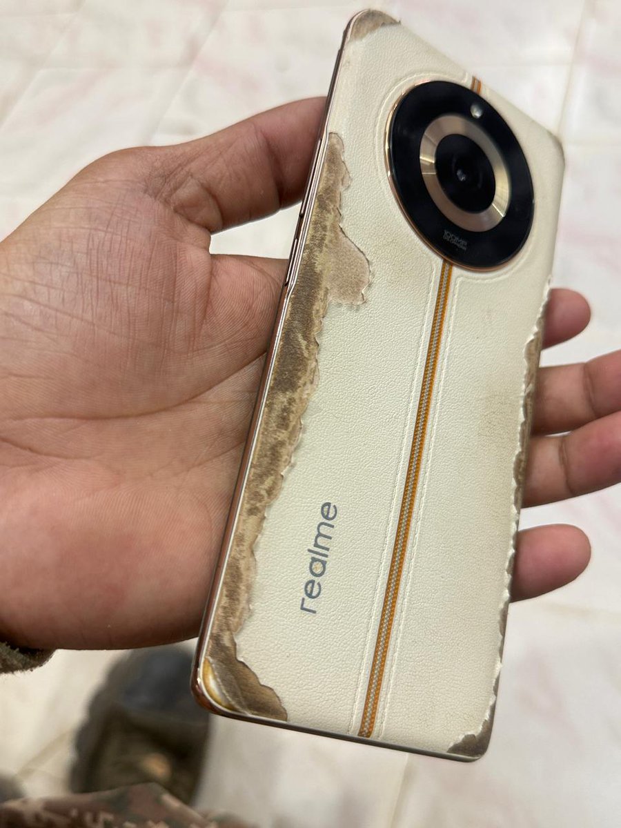 Steven_Musafir's tweet photo. This is the current condition of mine phone..it was cost 25k that time....very disappointed @realmeIndia  How disgusting it looks like @realmeglobal @realmenarzoIN  #realmeindia https://t.co/pMZqgaiSZ3