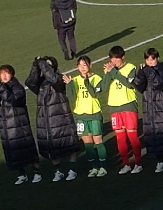 JLEAGUECHAMPION's tweet photo. 今年3回目のサッカー観戦、今日は ＃西が丘 でWEリーグ ＃ベレーザvs神戸 を観ました。三強の直接対決、負けられない首位攻防戦でしたが、ベレーザは神戸に力負けした印象で大事な一戦を落としてしまいました。ご贔屓の式田和ちゃんの出場が無かったのもまた残念。＃WEリーグ ＃ベレーザ ＃般若β https://t.co/FdJnSBJnPE