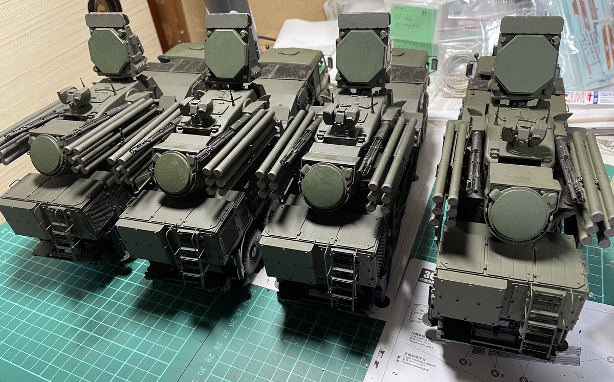 #めこ丸隊
1/35スケール露軍戦勝パレード部隊群(未完成)
現在製作中です。

1/35 パーンツィリ-S1(2輌〜4輌目)
が完成です。
完成した４輌を並べてみました。

次は５輌目を製作します。