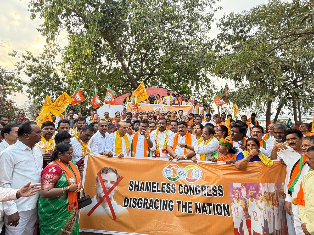 MadhavBJP's tweet photo. ఢిల్లీ వేదికగా జరిగిన 'ఇండియా AI సమ్మిట్'లో రచ్చ చేసి, ప్రపంచం ముందు భారతదేశం పరువు తీయాలనుకున్న కాంగ్రెస్ నేతలు, కార్యకర్తల చర్యలకు నిరసనగా ఈ రోజు విశాఖపట్నం, GVMC దగ్గర ఉన్న గాంధీ విగ్రహం వద్ద కూటమి నేతల ఆధ్వర్యంలో నిరసనలు చేపట్టడం జరిగింది.

#RahulShamesIndia

@BJP4India @narendramodi 
@NitinNabin @BJP4Andhra