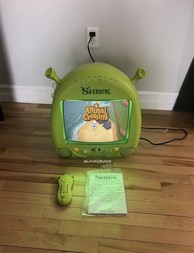 El mejor plan: jugar a Animal Crossing en una tele de Shrek