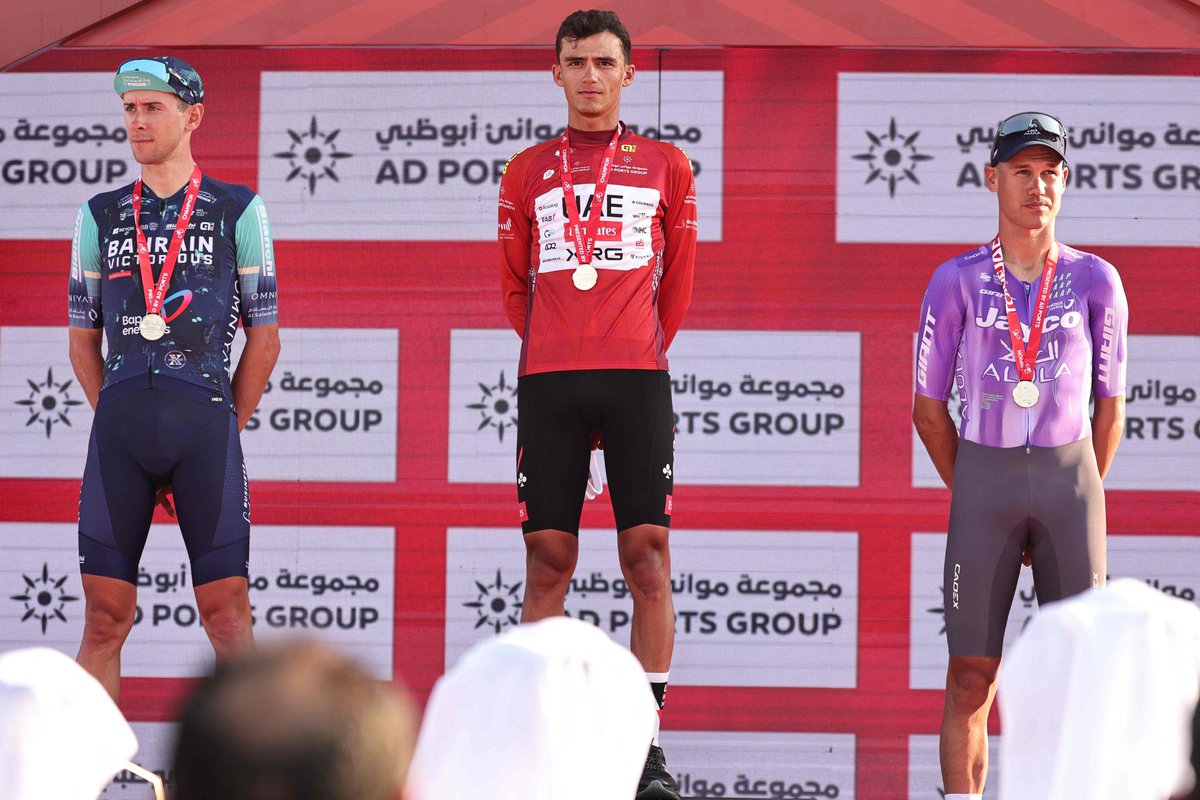 El_Universal_Mx's tweet photo. ¡Histórico! 🏆 Del Toro gana el Tour de los Emiratos Árabes Unidos

🇲🇽🚴 El mexicano Isaac del Toro se impuso este domingo en el Tour de los Emiratos Árabes Unidos, que finalizó en Abu Dhabi.

Del Toro no tuvo problemas hoy para confirmar el maillot rojo con el que se vistió el sábado al cruzar en primera posición la etapa reina por delante del transalpino Antonio Tiberi (TBV), segundo en la general, a 20 segundos del americano del UAE.

📸Fotos: AFP