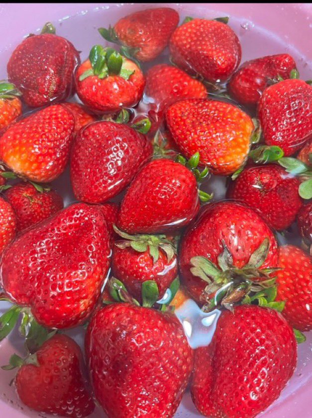 Hoopss's tweet image. this is why you should do a 15min baking soda soak to clean ur produce🤮