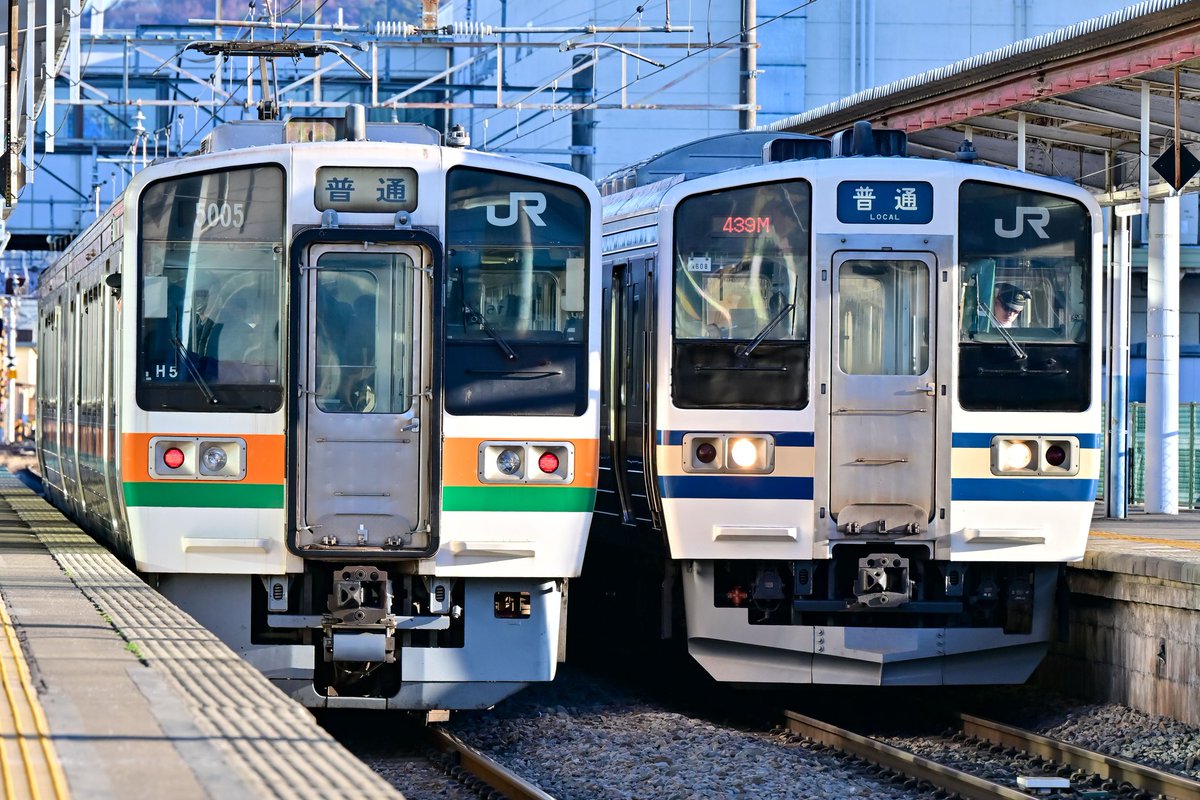 213系と211系N608編成、湘南色と横須賀色との並び。 213系はH5編成で