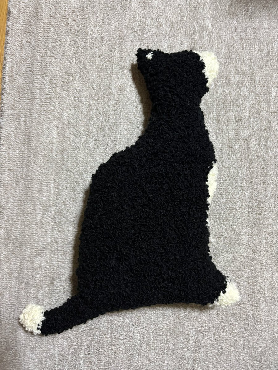 L_selenata's tweet photo. ギリギリ間に合いました。ねこのおすわりクッションです。ハマナカのキットです。
勢いで買ったのですが、���ニーループという糸だと後から気づいて、割と絶望しました（笑）
編み目は指で探って編みましたが、色々ミスしていると思います
 #猫の日 https://t.co/1kFpDr9nA7