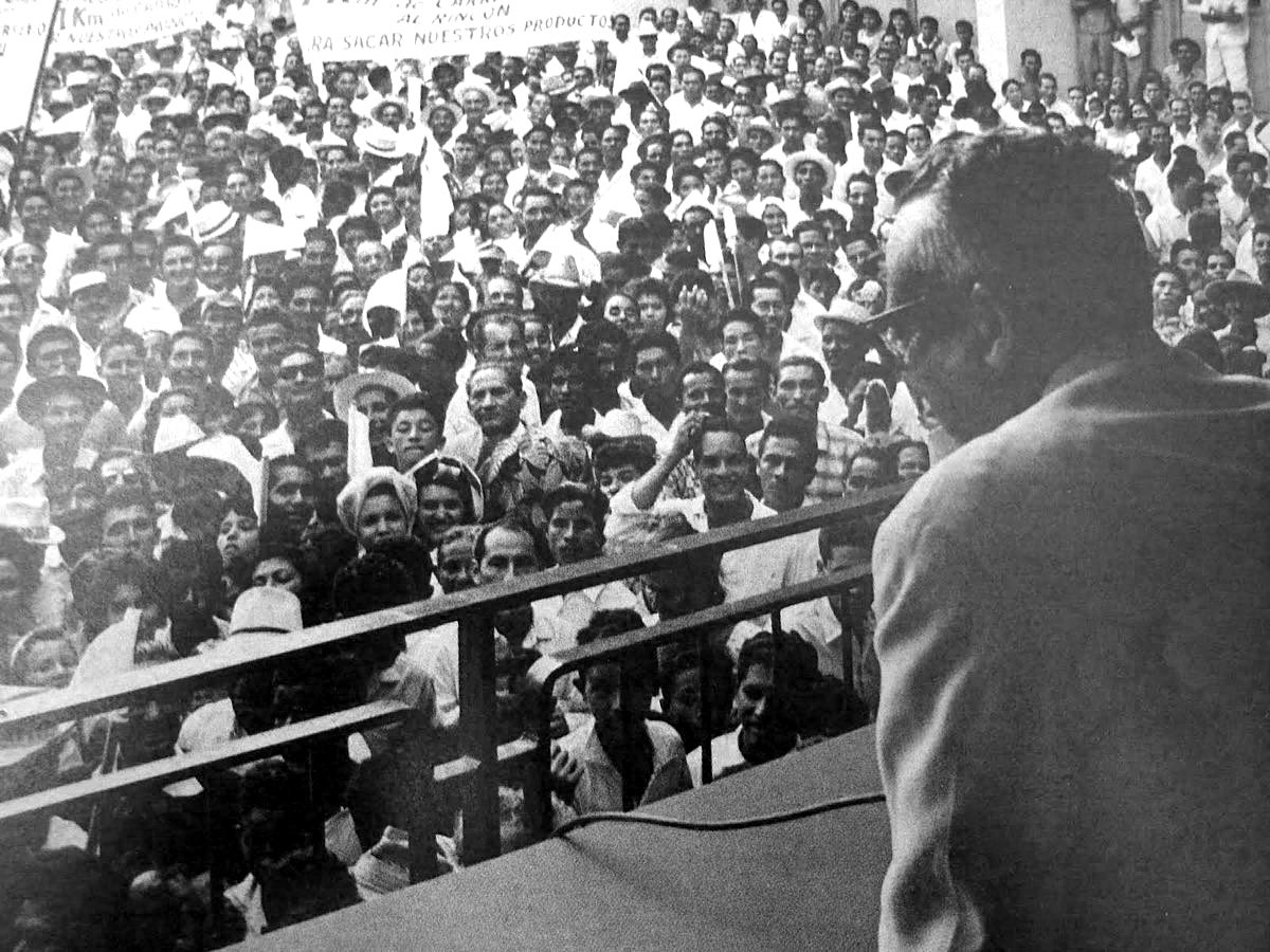 1️⃣ Soberanía Popular: Rómulo entendió que el poder pertenece al pueblo. Fue el gran impulsor del voto universal, directo y secreto, permitiendo que por primera vez la mujer, el analfabeta y el campesino decidieran el destino de la nación. 🗳️