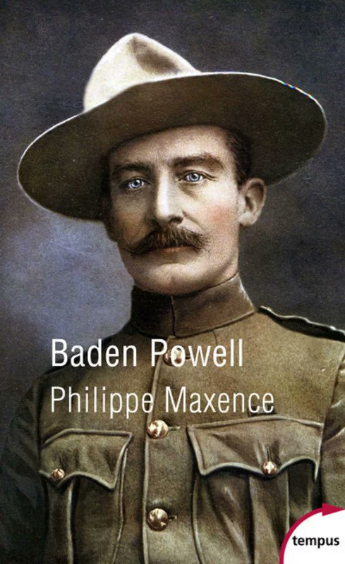 TheatrumBelli's tweet photo. 22 février 1857 : naissance de Robert #BadenPowell, créateur du #scoutisme.
---
Robert Stephenson Smyth Powell naît à Paddington, Londres, dans une famille de la bourgeoisie intellectuelle victorienne. Son père, le révérend Baden Powell, professeur de géométrie à Oxford, meurt lorsque Robert n’a que 3 ans. Sa mère, Henrietta Grace Smyth, fille d’un amiral, élève seule ses dix enfants avec une rigueur et une vitalité dont Robert héritera durablement. C’est en hommage à son père qu’il accolera le patronyme « Baden » à son nom, une pratique alors courante dans les familles anglaises souhaitant perpétuer un nom illustre.
colarisé à la Charterhouse School de Londres, puis à Charterhouse à Godalming, le jeune Robert se distingue davantage par ses talents de comédien, de musicien et d’observateur de la nature que par ses résultats académiques. Il développe très tôt, dans les bois entourant son école, des aptitudes au camouflage, à l’observation et à la débrouillardise qui marqueront toute sa vie.
En 1876, Baden-Powell intègre l’armée britannique sans passer par Sandhurst, ayant réussi l’examen d’entrée avec un score suffisamment élevé pour être directement nommé sous-lieutenant dans le 13th Hussars. Il est affecté en Inde, où il perfectionne ses techniques de reconnaissance et de pistage, s’inspirant des méthodes des éclaireurs zouloues et des chasseurs locaux. Sa réputation d’officier imaginatif et efficace se forge au fil de nombreuses campagnes coloniales.
En 1884, il participe aux opérations en Afrique du Sud. En 1887-1888, il est engagé dans la guerre contre les Ashantis sur la Côte de l’Or (actuel Ghana). En 1895, il commande les opérations contre le chef Prempe au même endroit. Mais c’est en Afrique australe que sa légende prend véritablement corps.
En 1896-1897, lors de la guerre contre les Matabélés dans l’actuel Zimbabwe, Baden-Powell commande un régiment de cavalerie irrégulière et s’illustre par ses capacités d’initiative. Il codifie alors ses observations sur les techniques de reconnaissance dans un manuel militaire, Aids to Scouting, publié en 1899 et destiné aux officiers. L’ouvrage connaîtra une diffusion inattendue bien au-delà des cercles militaires.
---
Lire le texte complet sur #TheatrumBelli : https://t.co/DeFbIcbljw