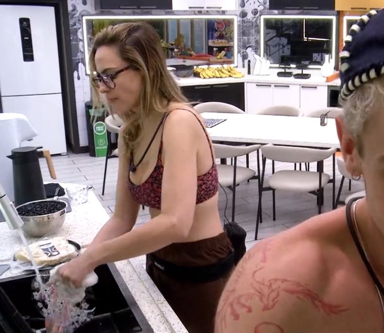 Ana Paula limpou a casa hoje?🧙 tweet media