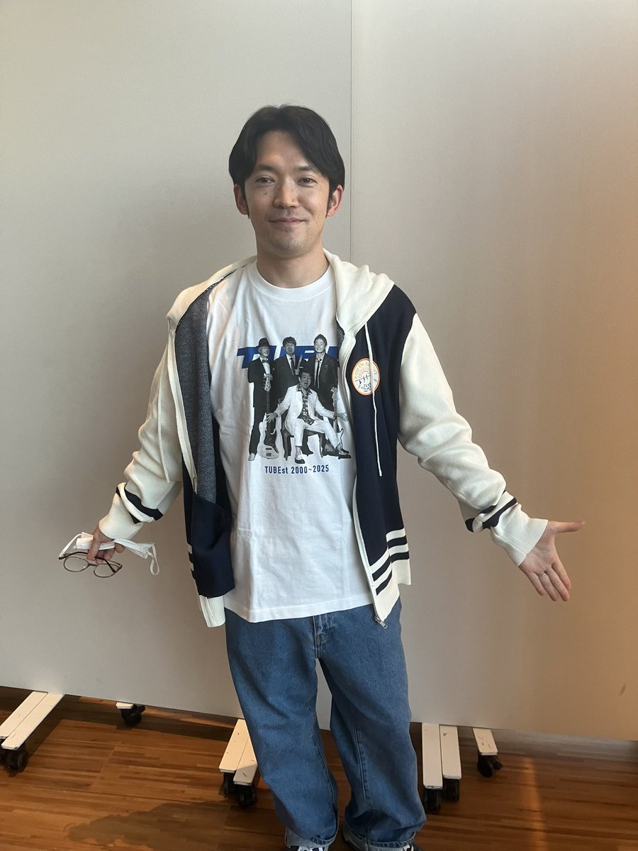 8cm_lover's tweet image. #歌謡選抜
#TUBE
SOSEKI さんとTUBEのコンサートへ行って来ました。グッズのパーカーを羽織るSOSEKI さん。