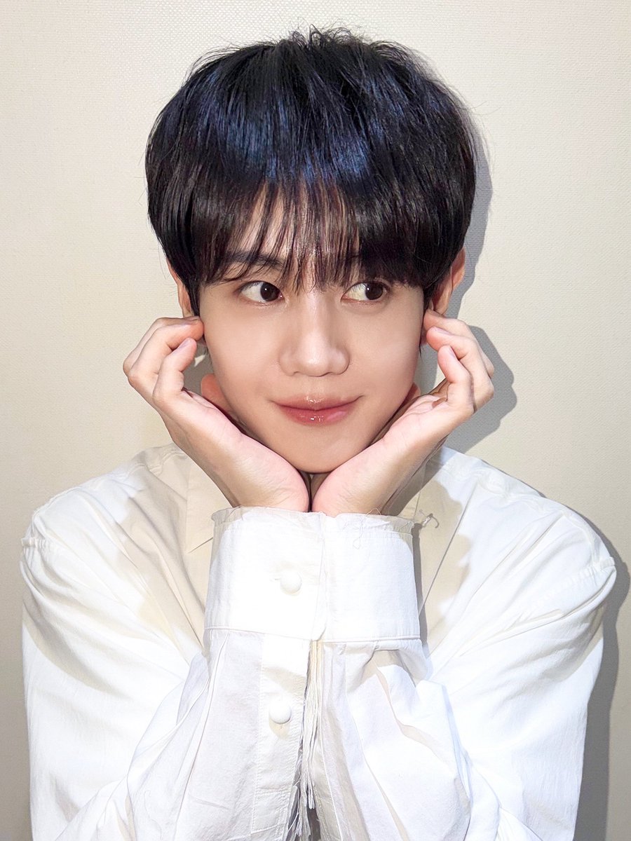 Highlight_AUent's tweet photo. [📸] 양요섭(YANG YOSEOP) THE 3rd MINI ALBUM [Unloved Echo] 발매 기념 팬사인회 - 4

[Unloved Echo] 발매 기념 네 번째 팬사인회💛🪽
한 주의 마지막을 함께 보내주신 여러분 고맙습니다!
모두 편안하고 따뜻한 밤 보내시고,
돌아오는 새로운 한 주도 짙어진 기억을 안고
힘차게 보내기로 약속!🌹💡

#Unloved_Echo
#옅어져가 #Fade_Away
#하이라이트 #HIGHLIGHT
#비스트 #BEAST
#양요섭 #YANGYOSEOP