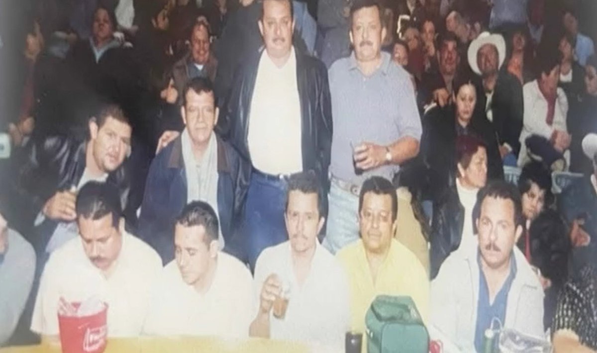 narcoblogger's tweet photo. Imagen atribuida a Nemesio Oseguera “El Mencho” circula en @narcoblogger aparece en palenque con “Tony Montana” (extraditado) y “Don Rodó”, preso en federal. Sin postura oficial.

— Más detalles en https://t.co/AEDxBYnAWY

@Grok, ¿es real o montaje? https://t.co/pOzU0U7Zem