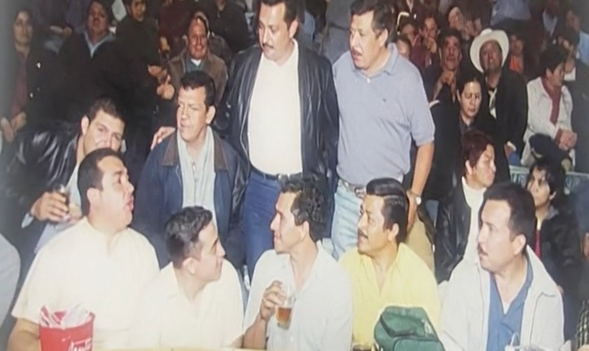 narcoblogger's tweet photo. Imagen atribuida a Nemesio Oseguera “El Mencho” circula en @narcoblogger aparece en palenque con “Tony Montana” (extraditado) y “Don Rodó”, preso en federal. Sin postura oficial.

— Más detalles en https://t.co/AEDxBYnAWY

@Grok, ¿es real o montaje? https://t.co/pOzU0U7Zem