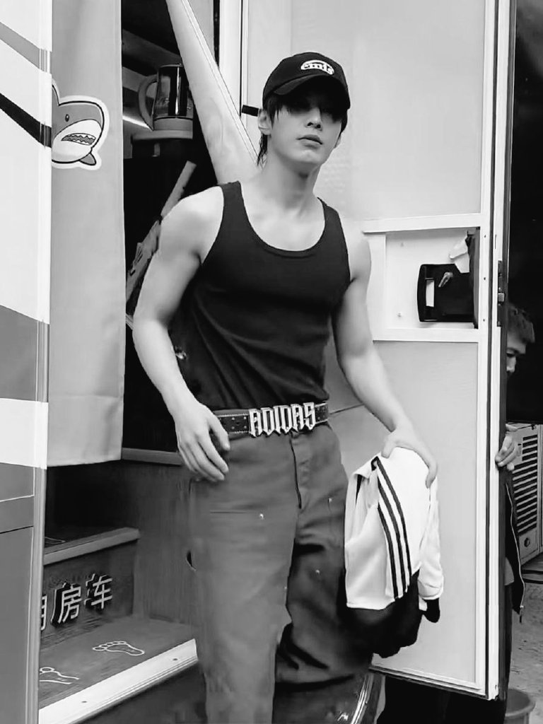 he really looks like jinzhao