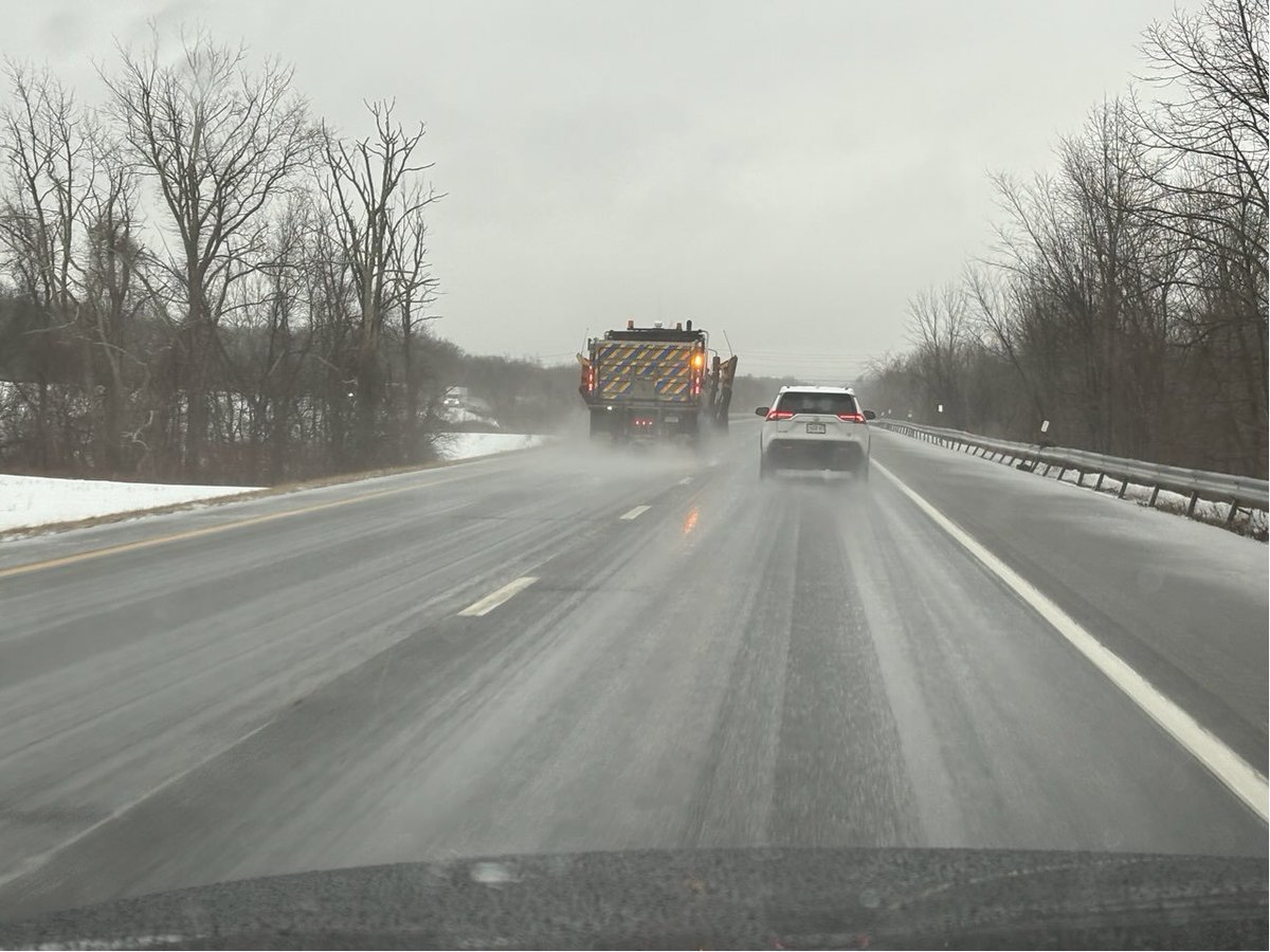 NYSDOTHV's tweet image. I-84
Passing on the right is NEVER advisable during storms! 
A mile further westbound, a disabled vehicle was being towed with 2 @nyspolice troopers blocking the left lane. Where should our truck go?
Staying behind may only delay you a minute or two.
#BePatient
#DontCrowdThePlow