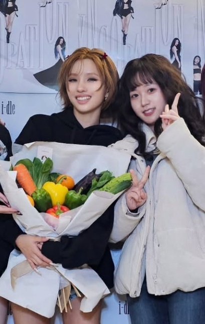 catsy0826's tweet photo. 아 근데 언니한테 야채꽃다발 주는 동생도 너무 웃김ㅋㅋㅋ쿠ㅜㅜㅜ https://t.co/U6XViYOxto