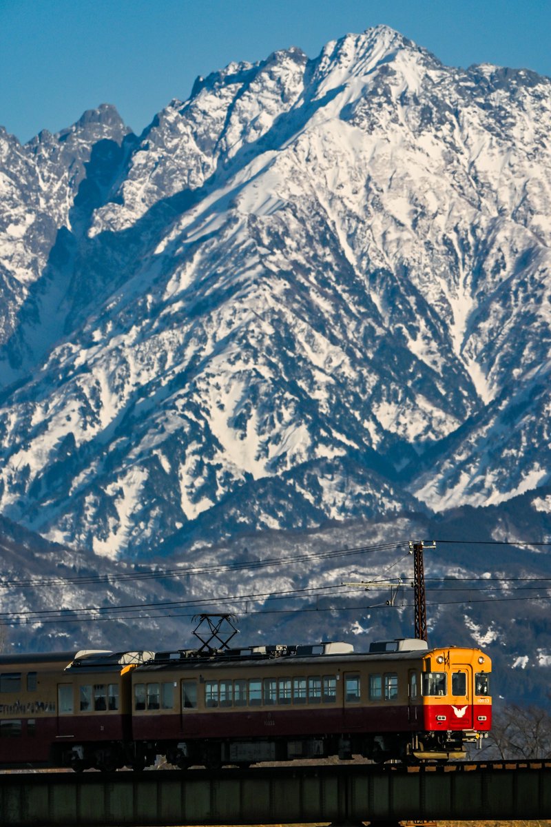 剱の下』 立山連峰を背景に走る 富山地鉄 ダブルデッカーエクスプレス