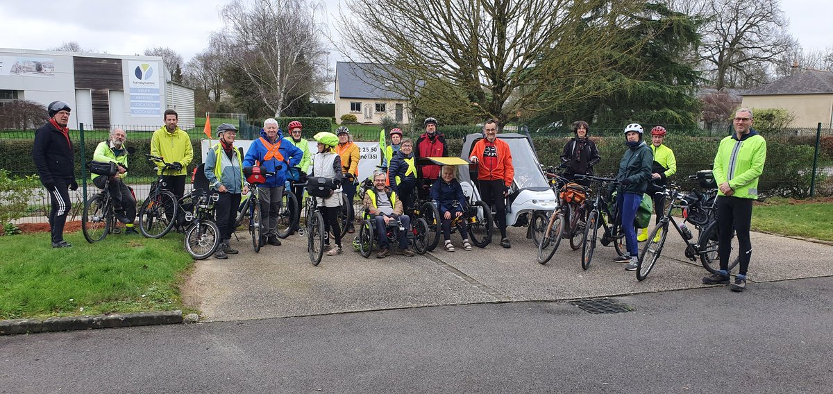 velofasto's tweet photo. En direct du "Micro-Festival" @Cyclo_Camping improvisé chez @velofasto par quelques passionnés frustrés que le festival d'@Angers soit tombé à l'eau...
Au programme, films de voyages à #vélocouché,  après une belle balade ce matin et un chouette repas partagé. 😍 https://t.co/I1q8gaw54n
