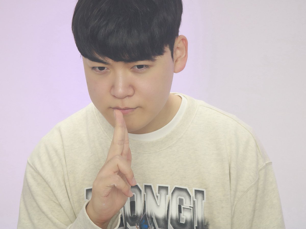 구마유시선수 찍으신 포토 프레임 원본 공유합니당🩷
너무 귀엽다 우리 민형님 ₍ᐢ⑅• ̫•⑅ᐢ₎ദ⸒⸒

#GUMAYUSI #구마유시 #이민형