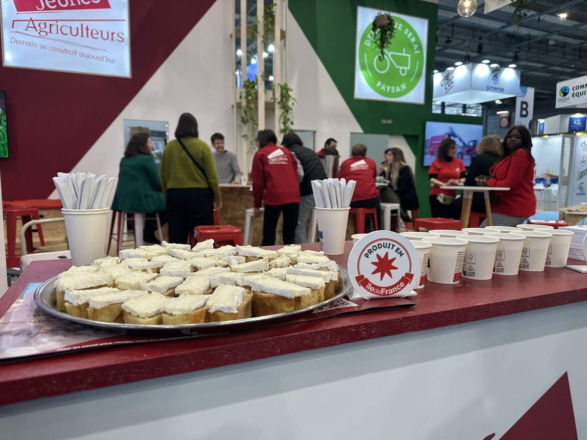 JAregionIDF's tweet photo. Un grand merci à la Compagnie Fermière 
Edmond de Rothschild de nous avoir mis à disposition leur brie de Meaux que nous avons fait dégusté avec la bière blonde de la Brasserie du Vexin pour notre animation régionale sur le stand de @JeunesAgri au @Salondelagri ce matin ! 🧀🍻😋 https://t.co/ObixSVsIj3