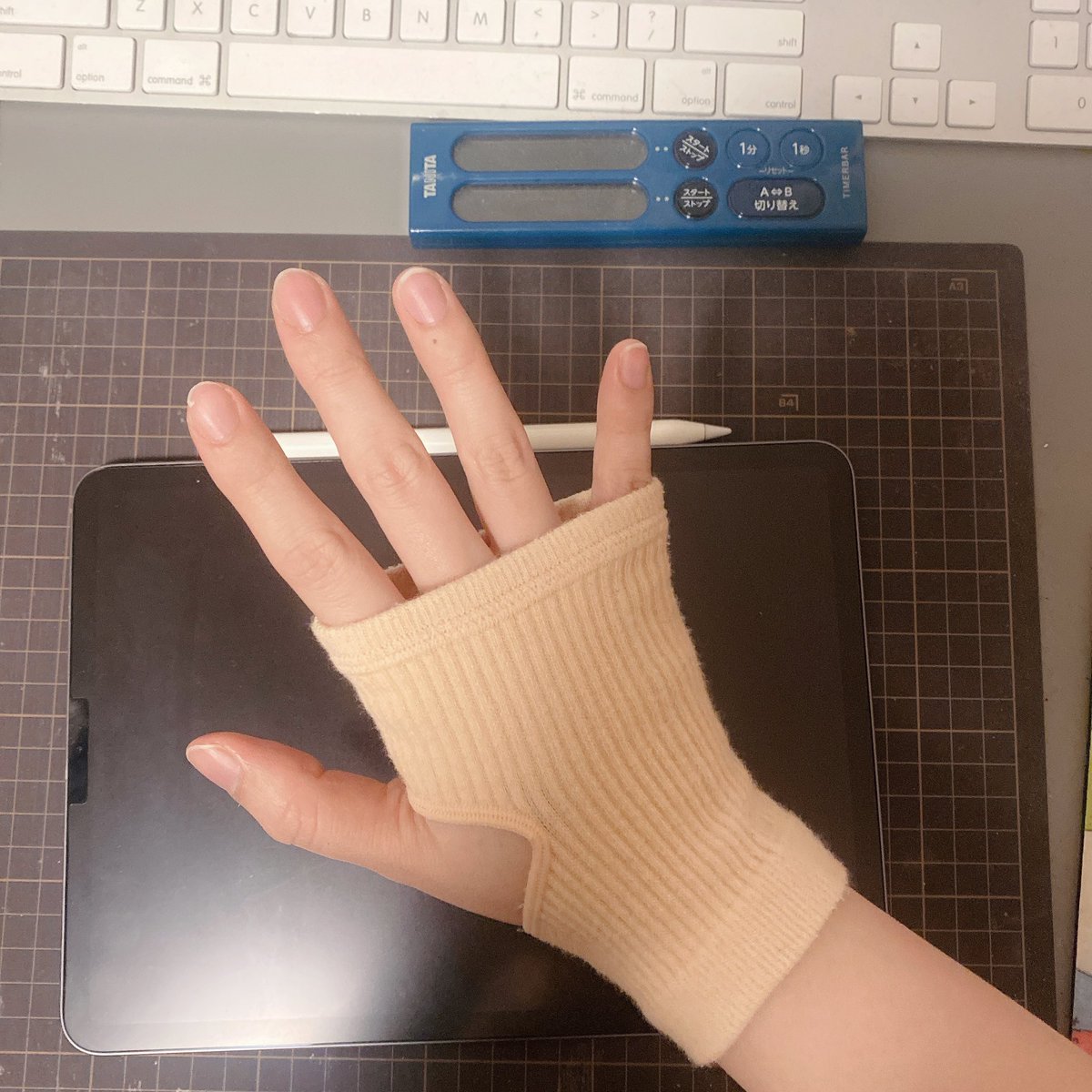 お見苦しい手でsorry
グローブは蒸れまくるためここ数年ナイガイのヒームレスショートウォーマー（足に履くやつ）を愛用していたのだが、多分廃盤　もう最後の一枚になってしまい困ってます
こんなにがばーって開いてる、サポーター程締め付けない手に履く靴下みたいな商品、ご存じないですか(T . T)